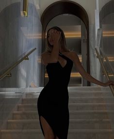 Night Dress Poses Instagram, Split Dress Poses, Fancy Instagram Pictures, Black Dress Instagram Pictures, Going Out Poses, Black Dress Picture Ideas, Night Out Poses, Black Dress Photoshoot Ideas, Black Dress Pictures