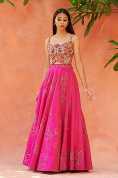 Model Blouse Designs Latest, Blouse Designs Bridal, Latest Blouse Design, Indian Bridesmaid Dresses, Embroidered Jumpsuit, Lehenga Designs Simple, Traditional Indian Dress