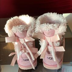 Ugg’s Mcbling Clothing, Shoes Uggs, Bow Uggs, Cute Uggs, Cute Casual Shoes, Ugg Coquette, Pretty Sneakers, Preppy Shoes