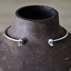 A handmade sterling silver 925 skull collar choker. Cleaned and polished with care. Aprrox weight: 65gr The necklace is made of sterling silver 925 and is water resistant. The necklace can be slightly adjusted, according to size. Wire thickness is 4mm round. Here are some listings that you might also love: https://www.etsy.com/il-en/listing/528256914/large-skull-cuff-bracelet-skull-bracelet https://www.etsy.com/il-en/listing/528268224/skull-nacklace-sterling-silver-silver https://www.etsy.com/il Skull Collar, Skull Choker, Cuff Necklace, Head Skull, Choker Silver, Sterling Silver Choker, Collar Choker, Skull Bracelet, Silver Choker