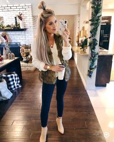 Sable faux fur vest, cream sweater, black leggings, sand color booties Cute Outfits For Going Out, Pastel Outfit, Elegante Casual, Cute Winter Outfits, Looks Chic