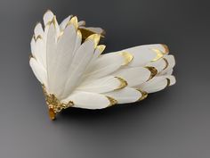 A unique tiara made of natural feathers, covered at the ends with liquid golden plastic and painted with chrome paint. The center of the crown is decorated with a metal element with a pendant. This headdress will complement any White Swan, Golden Raven, White Eagle, Firebird, Bird of Paradise, Phoenix or Goddess costume you desire. Will be a great addition to a photo shoot, holiday or party, Halloween party. The headpiece is attached to the hair with hair clips and elastic band. The size of this Hair With Hair Clips, Swan Headpiece, Feather Tiara, Bird Headdress, Unique Tiara, Animal Headdress, Bird Headband, Fairy Tiara, Elf Tiara