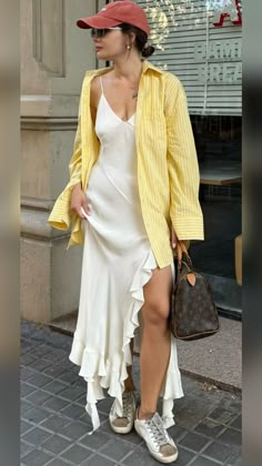 STREET STYLE 2024 SUMMER Street Style 2024 Summer Trends, Summer 2024 Fashion Trends Street Style, Street Style 2024 Summer, Summer Street Style 2024, Street Style 2020 Summer, Carrie Bradshaw Dresses, Hot Day Outfit, Casual Glam