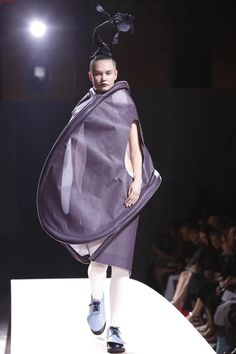 Comme des Garcons Ready To Wear Spring Summer 2014 Paris - NOWFASHION Avangard Fashion, Sculpture Fashion, Fashion Draping, Structural Fashion, Textiles Design, Kei Ninomiya, Sculptural Fashion, Modest Prom