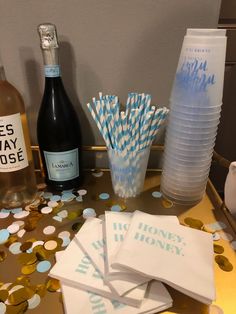 there are many paper straws and bottles on the table with confetti in them