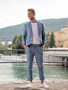 Suit With Sneakers, Sneakers Guide, Smart Casual Menswear, Stylish Mens Outfits, Business Outfit, Business Casual Men, Men Fashion Casual Outfits