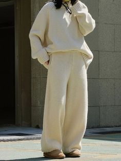 Comfy Outfits, photoshoot, white outfits, comfy outfits Comfy Knit Pants, Knit Loose Pants, Elegant Lounge Outfit, Loose Comfy Outfit, Wide-leg Jeans, Cool Knitwear, Wide Leg Knit Pants Outfit, Knitted Pants Outfit, Warm Comfy Outfits