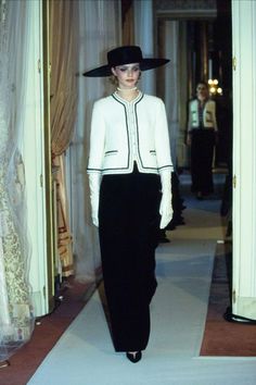 Chanel Spring 1997 Couture https://www.vogue.com/fashion-shows/spring-1997-couture/chanel/slideshow/collection#3 Runway 90s, Chanel Blazer, Coco Chanel Fashion, Fashion Makeover, Chanel Style