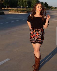 Jaripeo Outfits, Baile Outfits, Vaquera Outfits, Outfit Botas, Cowgirl Boots Outfit, Country Party