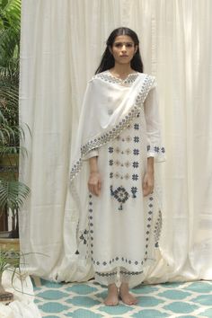 Featuring a cream long panel embroidery kurta ask for attention in its own right beautifully embroidered side seams on both sides of kurta just adds to the style. Color: Cream Fabric: Chanderi Care... Embroidery Khaka, Embroidery Kurta, Easy Clothing, Embroidered Patterns, Pakistani Fashion Casual, Long Kurti Designs, White Kurta, Kurta Designs Women, Cream Fabric