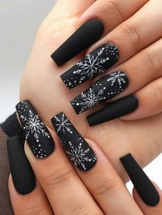 This matte black nail art design is perfect for the winter season, featuring striking snowflake accents in white. The long coffin shape adds a dramatic flair, while the simple matte finish keeps the overall look sleek and modern. Ideal for anyone who wants to combine elegance and boldness, this design is a standout choice for holiday parties and festive gatherings. Festive Nail Colors, Nail Design Glitter, Emerald Nails, Festive Nail Designs, Small Nails, Matte Black Nails, Cute Christmas Nails, Christmas Gel Nails, Nails Salon