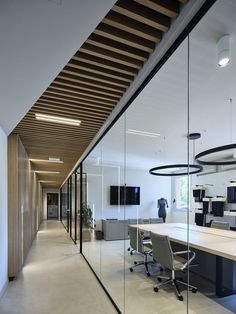 wood wall Office False Ceiling Design Interiors, Commercial Ceiling Design, Office Cabin Ceiling Design, Open Office Ceiling Design, Ceo Office False Ceiling Design Modern, Office Ceiling Design, Open Office Acoustic Ceiling, Architecture Site Plan, Office Ceiling