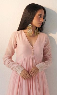 #ethnicwear #ethnic #traditional #traditionaldress #indianwear #suit #blouse #outfit #indianoutfit #outfitideas #stylingtips #stylingideas Indian Designer Kurti, Neck Lines For Indian Suits, Neck Design For Anarkali Suit, V Neck Kurti Design Indian, V Neck Designs For Suits, V Neck Suit Design, Pink Kurti Outfit, Silk Dresses Indian, V Neck Kurti Design