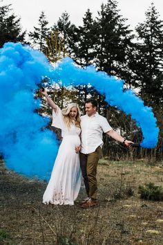 Gender Reveal Ideas For Pictures, Cute Gender Reveal Pictures, Gender Reveal Photo Shoot With Sibling, Gender Reveal Maternity Photos, Gender Reveal Ideas Photography, Pragnency Photoshoot, Umbrella Gender Reveal, Gender Reveal Poses, Gender Reveal Picture Ideas