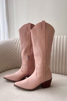 tall pink cowgirl boots - perfect for festivals Aesthetic Cowgirl Boots, Cowgirl Boots Aesthetic, Pink Cowgirl Boots, Cowgirl Look, Gorgeous Boots, American Threads, Pink Cowgirl, Pink Boots, Trendy Boutique