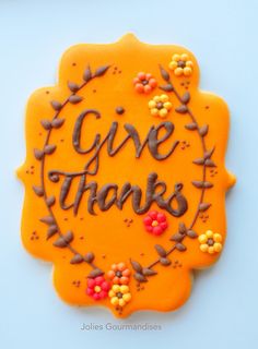 a cookie with the words give thanks written on it