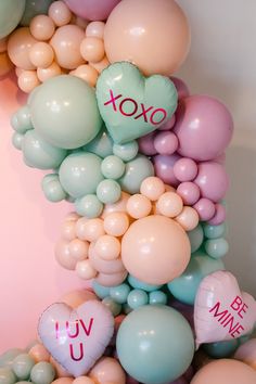 balloons are arranged in the shape of an xoxo sign and heart - shaped balloons