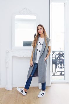 Maxi chaleco www.kaif.es #vest #t-shirts Sleeveless Coat Outfit, Sleeveless Cardigan Outfit, Casual Oufits, Sleeveless Blazer, Gilet Long, Grey Vest, Causual Outfits