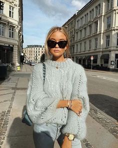 Petite Bloggers, Boho Street Style, Cute Outfits For School, Casual Work Outfit, Cool Street Fashion, Cute Sweaters, Vogue Paris, Holiday Outfits, Spring Outfit