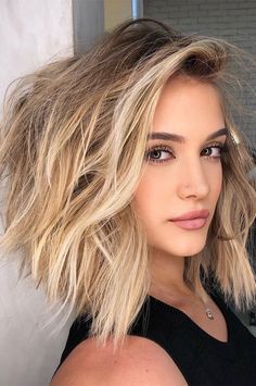 Breathtaking Balayage Hair Colour Ideas : Sandy Brown Blonde Bob Hairstyle For Small Face, Small Face Hairstyles, Blonde Lob Hair, Middle Length Hair, Narrow Face, Coffee Hair, Blonde Lob, Special Makeup, Small Face