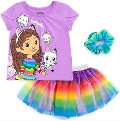 A veces quiero volver a ser niña, sobre todo por estas cositas tan bellas. Cuando mi hija vio la ropa, no pudo contener la emocion, se la puso de inmediato. Es comoda y los colores hermosos. Ropa de la Casa de muñecas de Gabby Gabbys Dollhouse Clothes, Dj Catnip, Kitty Fairy, Dollhouse Dresses, Purple Rainbow, Cat Baby, Toddler Girl Outfit