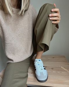 Sweater Short Sleeve Outfit, Sweaters And Sneakers Outfit, Semi Cold Weather Outfits, Tan Sneakers Outfit, Tan Sweater Outfit, Athleisure Outfits Fall, Fall Clothing Essentials, Outfits Simple, Sneaker Outfits