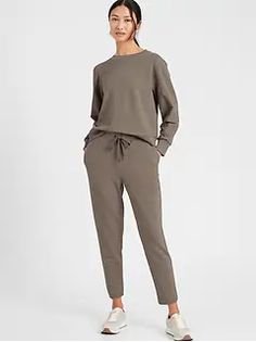 Женские кофты и спортивные штаны | Банановая республика Cropped Cargo Pants, Fashion Wishlist, Banana Republic Women, Tracksuit Set, Athleisure Outfits, French Terry Fabric, Banana Republic Pants, Vintage Shorts, Slim Leg