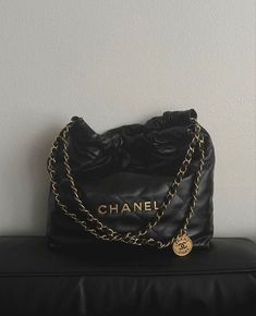 Chanel 22, Fancy Bags, Bags Aesthetic, Chanel Deauville Tote Bag, Perfect Bag, Mode Inspiration, Black Handbags, Bling Bling, Chanel Bag