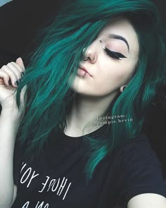 zompie.brvin Goth Hair Color, Goth Hair Color Ideas, Dyed Hairstyles, Dark Black Hair, Goth Hair, Hair Tattoos, Emo Outfits