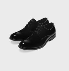 Time to shine. These patent leather, derby shoes are designed to up the style factor on any formal look (not to mention, turn heads on the dance floor). Groom Shoes Black, Groomsmen Shoes, Suit Prom, Tuxedo Shoes, Men's Wedding Shoes, Black Patent Leather Shoes, Groom Shoes, Black Tux, Black Dress Shoes