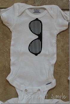 Easy Baby Onesies Gift Diy Baby Onesies, Bib Ideas, Baby Onesies Diy, Diy Crafts For School, Diy Crafts Vintage, Diy Crafts For Teen Girls, Simple Projects, Keeping It Simple, 5 Kids