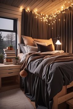 moody dorm room aesthetic with dark bedding, fairy lights and a cozy dorm room ambience. Dark Dorm Room Ideas, Dorm Room Ideas Dark, Room Ideas Dark Academia, Black Dorm Room, Dorm Rooms Decorating, Dorm Room Aesthetics, Elegant Dorm Room