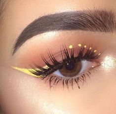 15 Delineados aesthetic que te enamorarán a primera vista Youtube Makeup, Eye Makeup Designs, Colored Eyeliner, Fancy Makeup