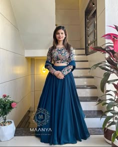 Simple Lehenga Designs For Wedding, Simple Chaniya Choli For Wedding, Gown To Lehenga Ideas, Plan Kurti Designs Latest Cotton, Skirt Suit Design, Lehenga Designs From Scratch, Plain Choli Designs, Choli Sleeves Designs, Wedding Outfits From Scratch