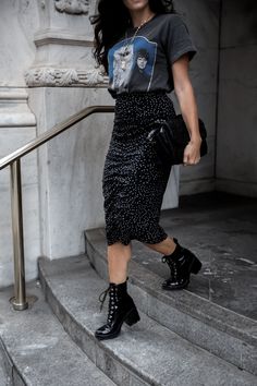 Chic Rockstar Outfit, Edgy Style Black Women, Women’s Grunge Outfits, Edgy Outfit Ideas For Women, Summer Office Outfits Edgy, Edgy Outfits For 30 Year Olds, Edgy T Shirt Outfit, Smart Edgy Outfit, Fashion Rocker Chic