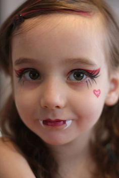 Vampire Face Paint, Vampire Costume Kids, Vampire Costume Diy, Halloween Makeup For Kids, Cute Halloween Drawings, Halloweenský Makeup, Painting Face, Vampire Makeup, Cute Halloween Makeup