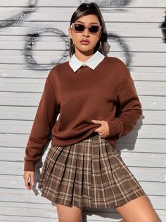 Cute School Skirt Outfits, Brown Plaid Pleated Skirt Outfit, Cute Plaid Skirt Outfits, Plaid Skirt And Sweater Outfit, Cute Outfits Skirt, Brown Skirt Outfits, Plaid Skirt Outfit Aesthetic, 90s Preppy Fashion, Plaid Skirt Fall Outfit