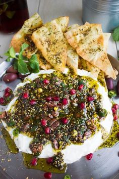 Labneh met Moroccan olijfolie, Za'atar, Pistache, Munt en Libanees brood Hummus Pita, Arabisk Mad, Best Dip Recipes, Cheesecake Dip, Lebanese Recipes, Persian Food, Dip Recipes