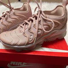 With Box Nike Vapor Max Plus, Vapor Max Plus, Nike Vapor Max, Vapor Max, Nike Vapor, Shoes Nike, Woman Colour, Womens Shoes Sneakers, Nike Shoes