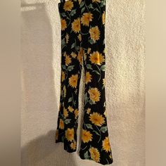 Women’s Size M Sunflower Stretchy Bells Brand Forever 21 Very Comfy, Stretchy, And They Make Your Butt Look They Were $24.99 New And I’ve Wore Them Like 3x They Still Look And Feel Brand New!! I’ll Take $10 Fitted Floral Print Bottoms From Forever 21, Sunflower Pants, Forever 21 Jeans, Jeans Women, Black N Yellow, Bell Bottoms, Bell Bottom Jeans, Flare Jeans, Black Jeans