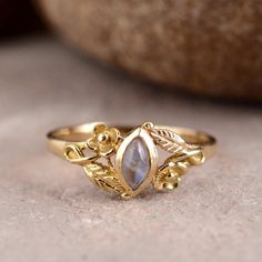 Moonstone Ring, Natural Moonstone Gemstone Ring, marquise Moonstone Crystal Ring, Healing Ring, Gold Designer Ring, Brass Ring Gift For Her I T E M D E S C R I P T I O N: Gemstone : Moonstone  All jewelry is Handmade and is Nickel/Lead FREE. so you don't have to worry about any allergies. C U S T O M E R S U P P O R T : We are available 24/7 to answer all your queries. We create all our products with utmost love and care. Still, if you find any flaws in it, please don't hesitate to contact us. R Messing Ring, Rainbow Moonstone Jewelry, Unique Rings Vintage, Handmade Birthday Gifts, Ring Marquise, Zierlicher Ring, Moonstone Crystal, Special Ring, 18k Gold Ring