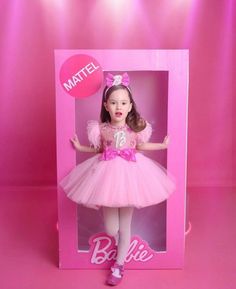 Vestido Barbie.  Valor de 1 a 4 anos    Feito com tule Francês e Plumas  Para outros valores consultar valores. Xare, Birthday Planning, Barbie Fashion, 3rd Birthday, A 4, Tiara, Birthday, Pink