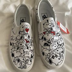 Snoopy Snoopy hand painted Vans Slip-on shoes. All Items is 100% hand painted that use only paint brush, not with a paint pen. They are water-proof, permanent and no fading. When you place an order please allow 3-4 weeks in process to be completed and shipped out. You can also change the colour, enter the name or customize whatever design you like on shoes. Just send us a message. For this Snoopy shoes, each pair may slightly in pattern, you will receive the unique one. Suggest hand wash with so Disney Painted Shoes, Snoopy Shoes, Shoe Art Designs, Vans Shoes Fashion, Vans Disney, Vans Slip On Shoes, Painted Canvas Shoes, Disney Vans, Trendy Shoes Sneakers