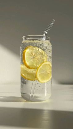 Lemon water can aid digestion by stimulating the production of stomach acid. Its high vitamin C content boosts immunity and supports healthy skin. Plus, it's a refreshing way to stay hydrated without added sugars or calories.#summer #selfcare Makanan Diet, Healthy Food Dishes, Healthy Girl, Healthy Lifestyle Inspiration, Lemon Water, Aesthetic Food, Healthy Drinks