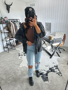 Black Combat Boots Outfit Winter, Corduroy Shacket Outfit, Combat Boots Outfit Winter, Brown Bodysuit Outfit, Black Combat Boots Outfit, Shacket Outfit Women, Black Bodysuit Outfit, Body Suit Outfit, Outfit Ideas Edgy