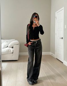 Fall Outfits With Loafers Women, Cardigan Outfit School, Black Jeans Outfit Autumn, Style Black Baggy Jeans, How To Style Black Baggy Jeans, Black Cardigan Outfit Aesthetic, Black Baggy Pants Outfit, Black Jeans Outfit Aesthetic, Baggy Black Jeans Outfit