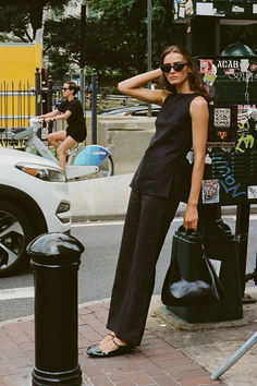 All Black Modest Outfit Classy, Masculine Femine Outfits, Fashion Outfits Aesthetic 2024 Summer, Trendy Office Outfits Summer, Finance Women Outfits, Elevated Basics Style Summer, Dark Femine Outfits Summer, Vintage Professional Outfits, New York Work Outfit