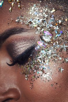 Coachella Inspired Party, Silver Glitter Makeup, Festival Face Jewels, Glitter Face Paint, Festival Makeup Glitter, Face Glitter, Coachella Inspiration, Festival Face, Carnival Makeup