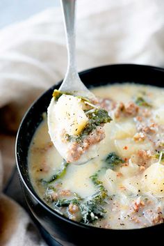 a close up of a bowl of soup with broccoli and meat in it