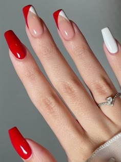 #unhasvermelhas #unhasdegel French Red And White Nails, French Tips Red Nails, French Tip Red And White, Square Red Nails Design, Red White French Tip Nails, Red And White Square Nails, Matte Red French Tip Nails, White Nails With Red French Tip, Red Nails White Tips